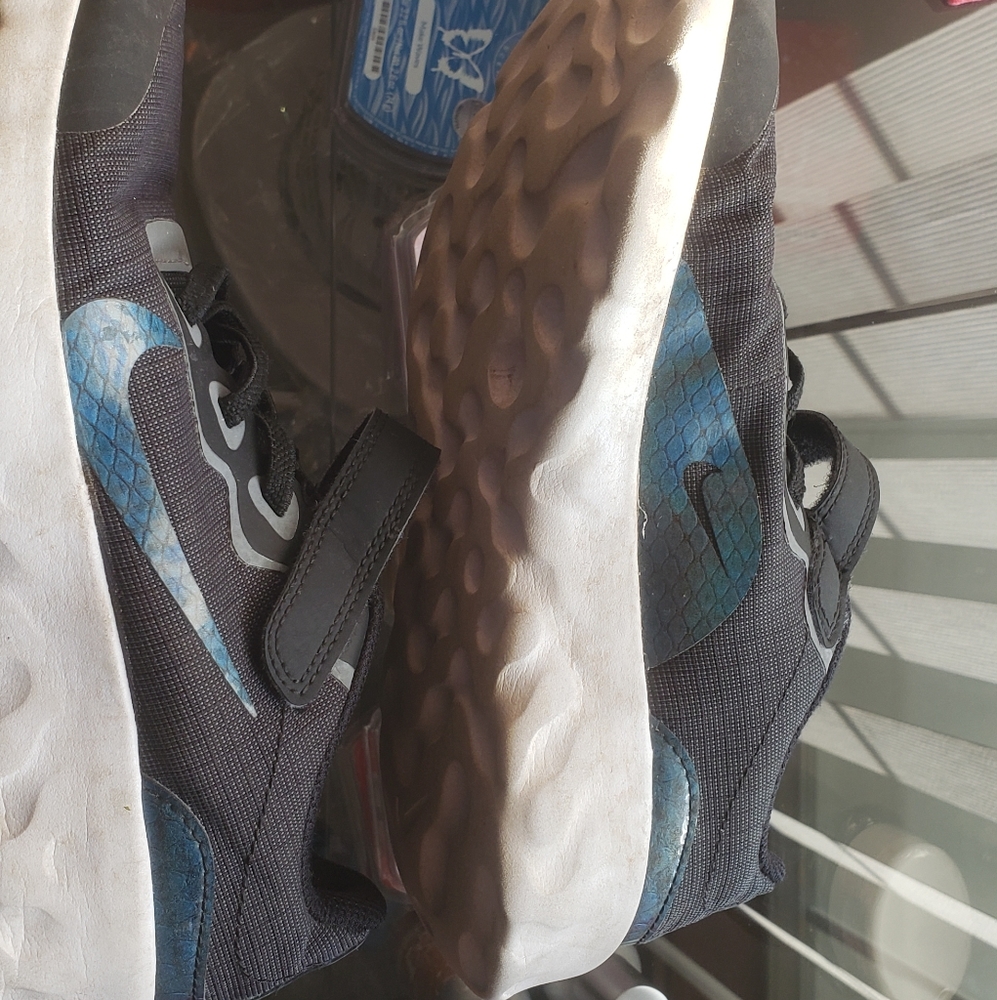 Nike girls shoes 2.5